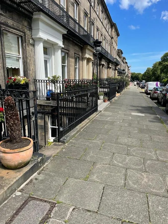 Fantastic Central 3 Double Bedrooms 2 Bathrooms Garden Apartment Sleeps 6 Edinburgh