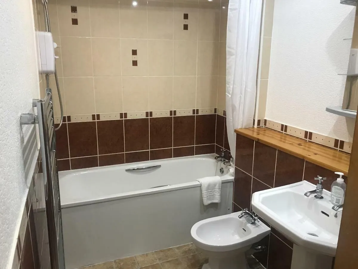 Fantastic Central 3 Double Bedrooms 2 Bathrooms Garden Apartment Sleeps 6 Edinburgh 0*,