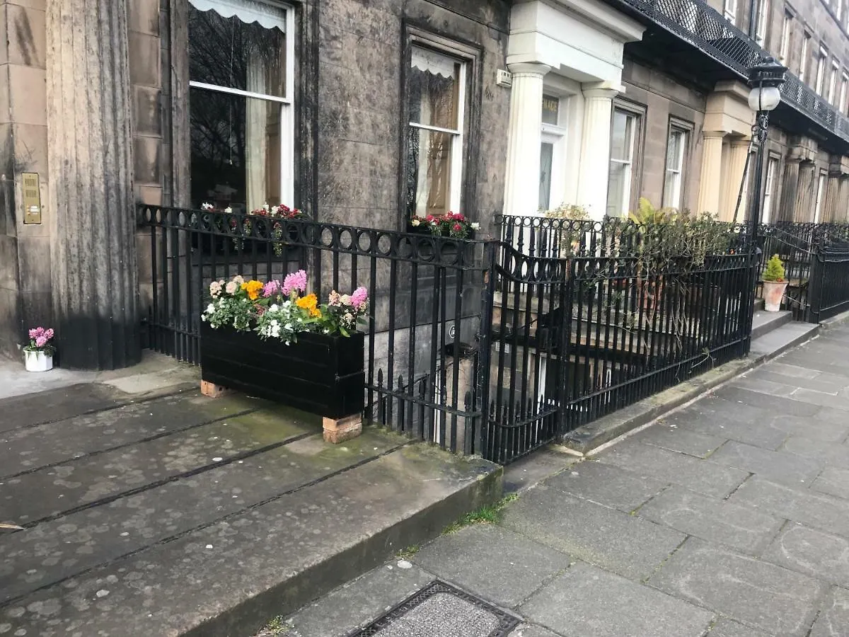 Fantastic Central 3 Double Bedrooms 2 Bathrooms Garden Apartment Sleeps 6 Edinburgh